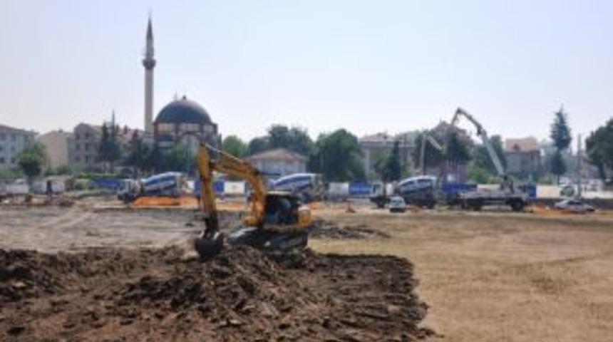 D&uuml;zce 18 Temmuz Stadı'nda Hummalı &Ccedil;alışma