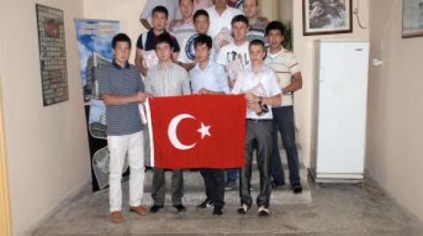 Kazak &Ouml;ğrenciler Erdemli Belediye Başkan Tollu&rsquo;yu Ziyaret Etti