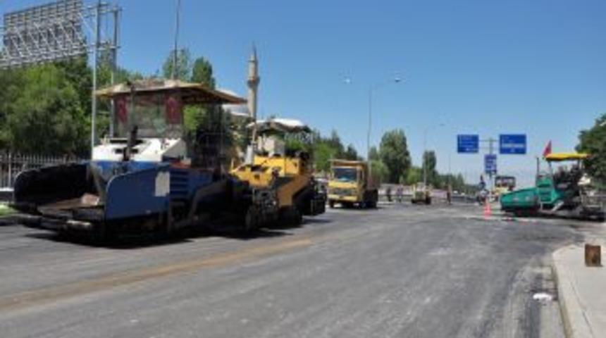 &Ouml;nce Şerit &Ccedil;izgilerini Yaptılar, Sonra Da Asfaltını