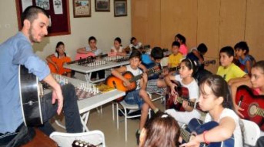 Akdeniz Belediyesi&rsquo;nin &Uuml;cretsiz Sanat Kursları Devam Ediyor