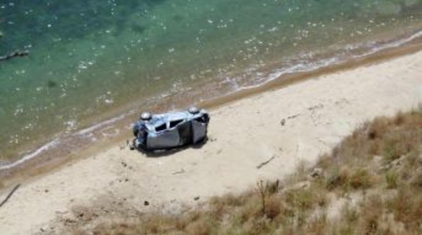 70 Metrelik U&ccedil;urumdan D&uuml;şen Otomobilden Yaralı Kurtuldular