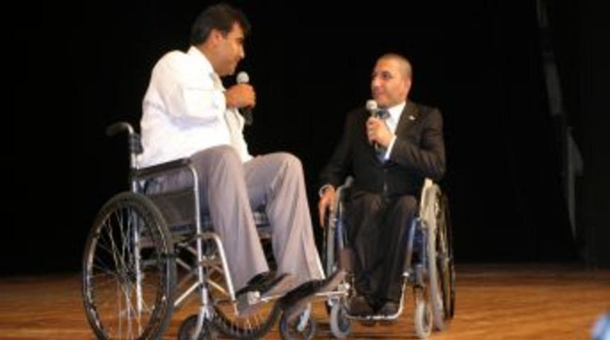 Tekerlekli Sandalyede Engellilere Mesaj Verdiler