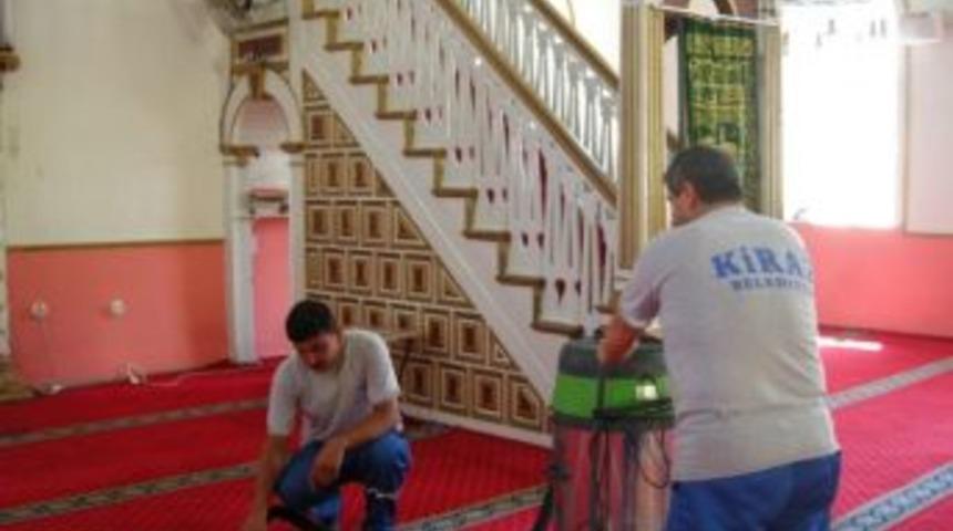 Kiraz&rsquo;da Camiler Bayrama Hazırlanıyor