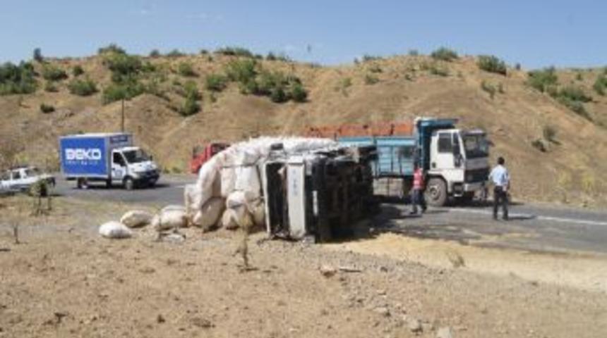 Saman Y&uuml;kl&uuml; Kamyon Devrildi, 1 Yaralı