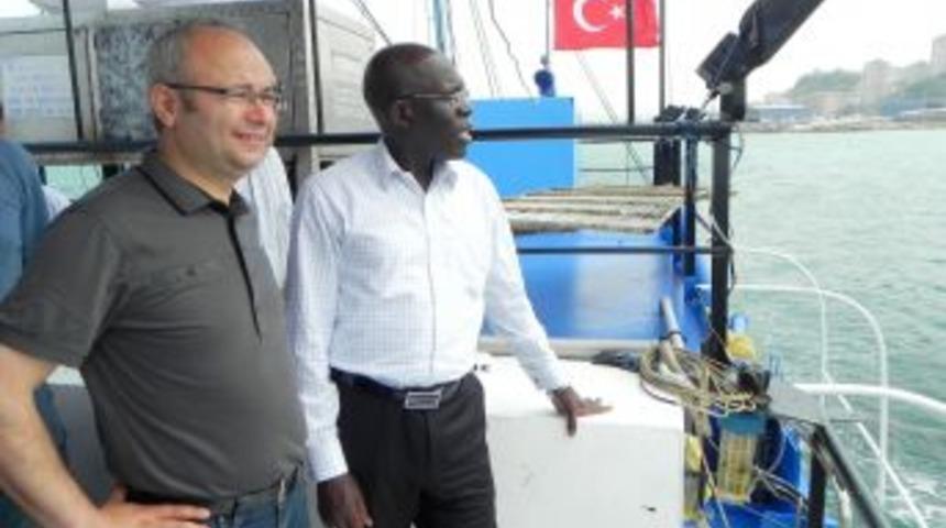 Tekne Ile Denize A&ccedil;ılan B&uuml;y&uuml;kel&ccedil;i Gibril Joof, Oltayla Balık Tuttu