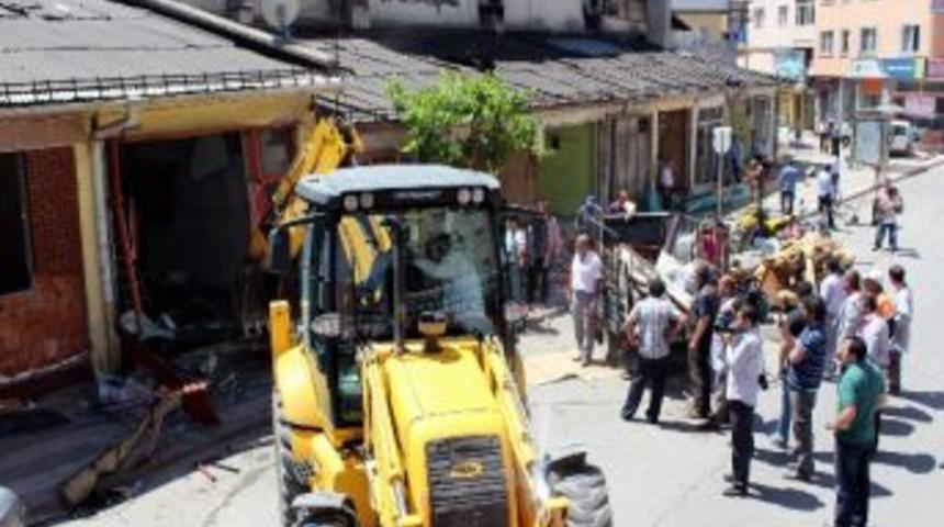 13 D&uuml;kkan Tahliye Edilerek Yıkıldı