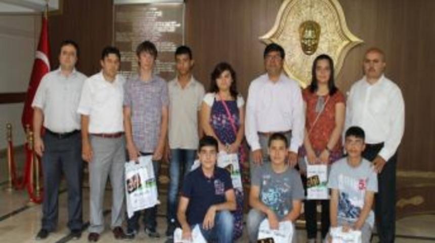 Sbs&rsquo;de Başarılı Olan &Ouml;ğrencilerden Milli Eğitim M&uuml;d&uuml;r&uuml; Aksoy&rsquo;a Ziyaret