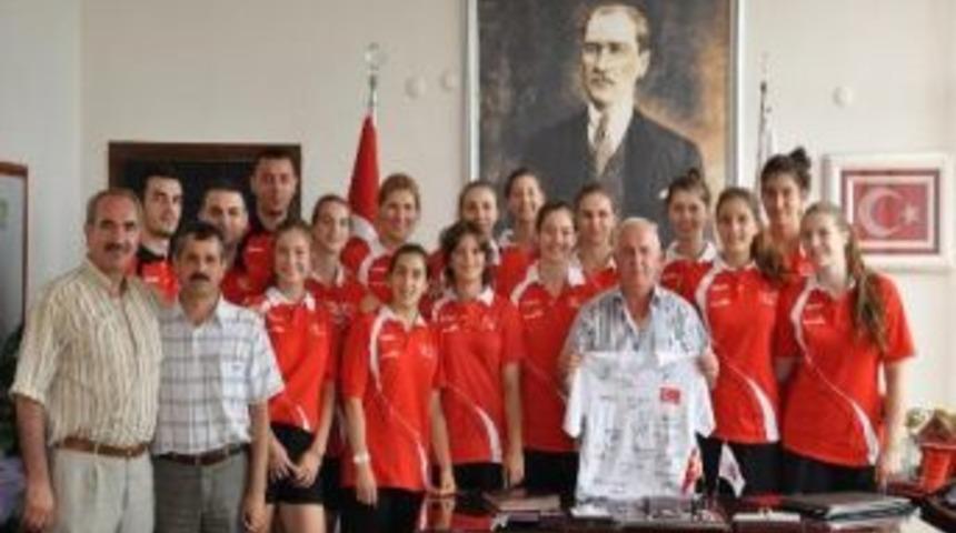 Gen&ccedil; Bayanlar Voleybol Milli Takımı&rsquo;ndan Belediyeye Ziyaret