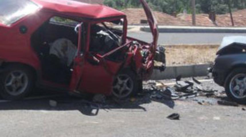 İki otomobil &ccedil;arpıştı; 3 &ouml;l&uuml;