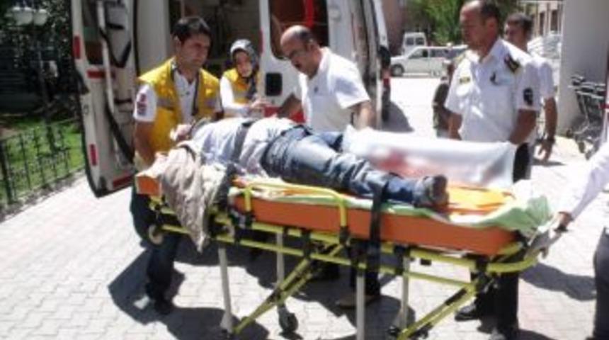 Karaman'da Motosiklet K&ouml;pr&uuml; Levhasına &Ccedil;arptı: 2 Yaralı