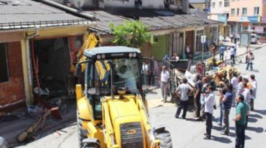 Sivas Belediyesi Yıktığı D&uuml;kk&acirc;nların Yerini Otopark Yapacak