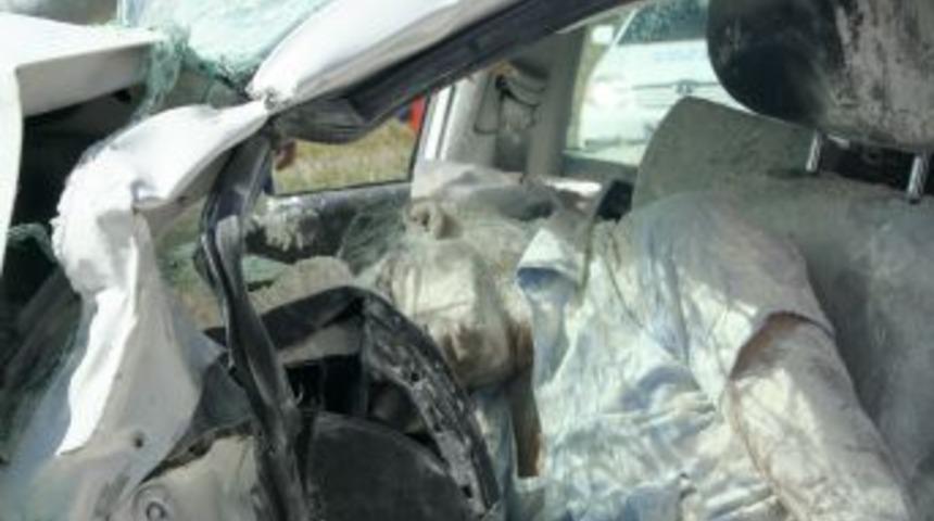 Otomobil, Minib&uuml;se &Ccedil;arptı: 1 &Ouml;l&uuml;, 4 Yaralı