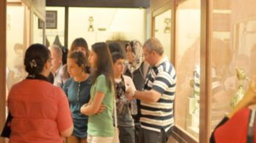 Tarih I&ccedil;in M&uuml;zede Yatıyorlar