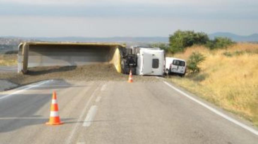 Kum Y&uuml;kl&uuml; Tır Devrildi