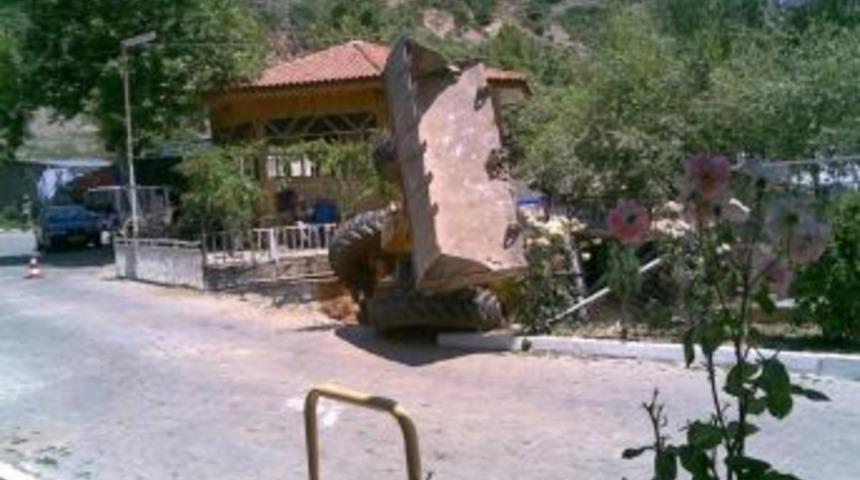 Demirci’de İş Makinesi Dereye Devrildi