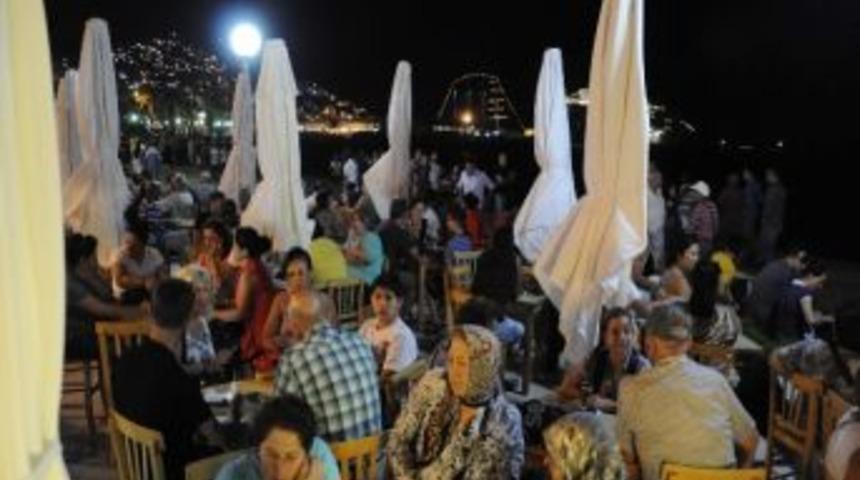 Kuşadası Sahilinde 50 Kuruşa &Ccedil;ay Keyfi