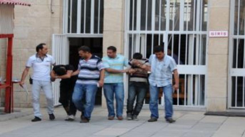 Evlere Dadanan 2 Hırsız, Cami Bah&ccedil;esinde Saklanırken Yakalandı