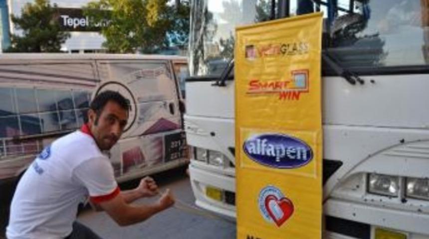 Ser&ccedil;e Parmaklarıyla 6 Bu&ccedil;uk Tonluk Minib&uuml;s&uuml; &Ccedil;ekti