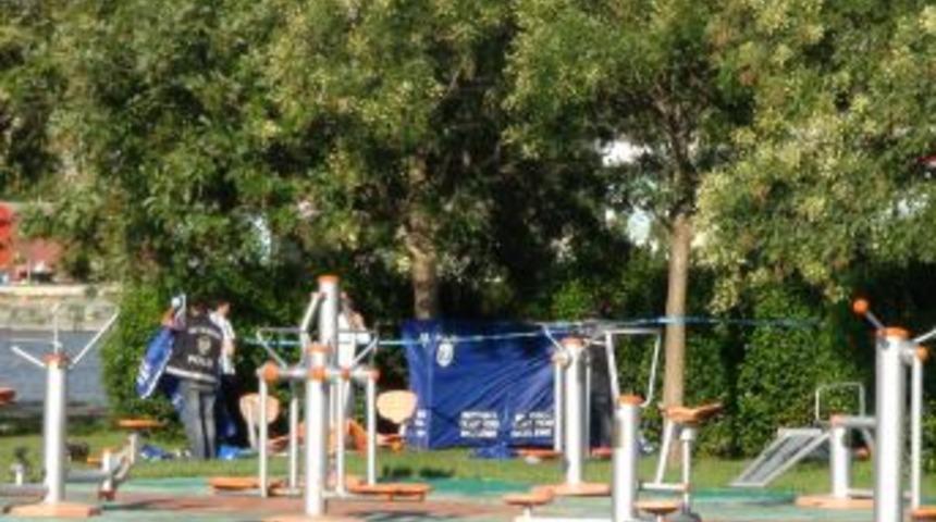 Parkta, Asılı Halde Ceset Bulundu