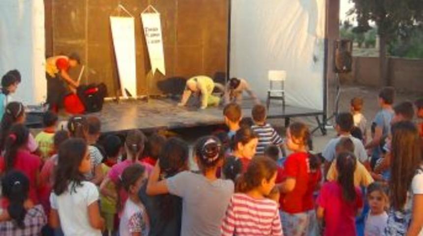 Birecik'in K&ouml;ylerinde Y&ouml;rede Yaşayan Canlılar Gezici Tiyatroyla Tanıtılıyor
