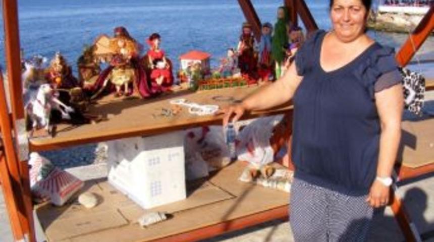 &Ccedil;ocukken Oyuncak Bebek Alamayınca Kendi Bebeklerini Dikti