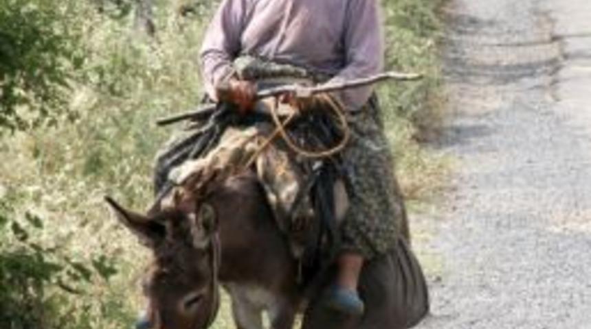 Kadınlar K&ouml;yden Ka&ccedil;ıyor