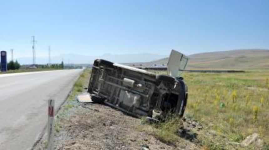 K&ouml;y Minib&uuml;s&uuml; Devrildi, 6 Kişi Yaralandı