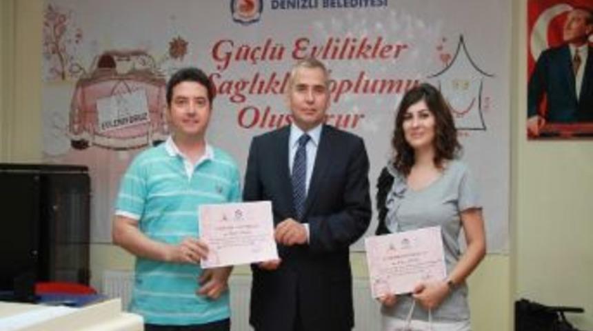 Evlilik Okulu'ndan Mezun Olanlar Sertifikasını Aldı