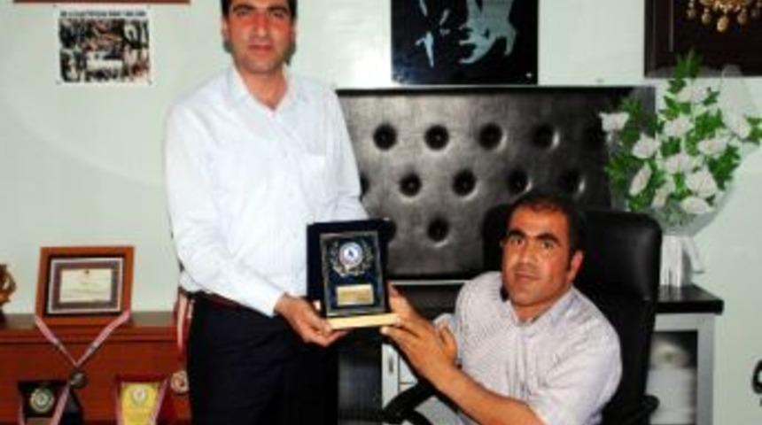 Anadolu Sakatlar Derneği'nden &Ouml;zt&uuml;rk&rsquo;e Ş&uuml;kran Plaketi