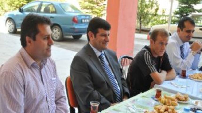 Vali Mayda Başarılı Sporcularla Kahvaltı Yaptı