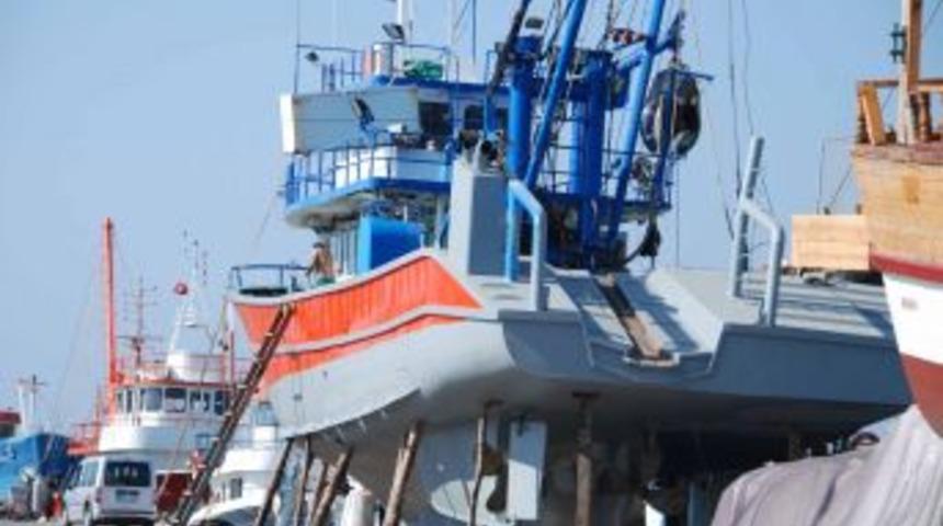 Sezona Hazırlanan Balık&ccedil;ı Tekneleri Kızağa &Ccedil;ekildi