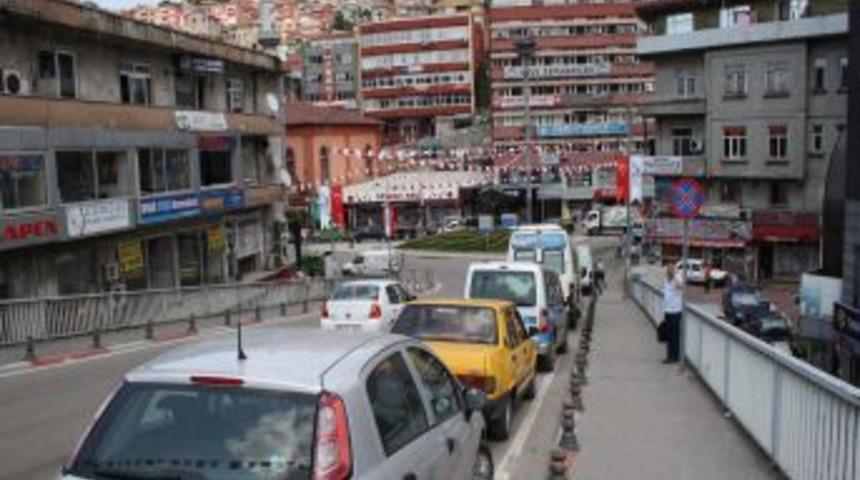 Kapatılan 63 Yıllık K&ouml;pr&uuml;ye Hala Ara&ccedil; Park Ediliyor