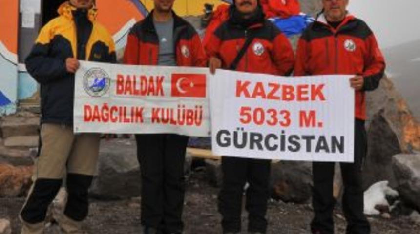 Balıkesirli Dağcılar G&uuml;rcistan'daki Kazbek Dağı'na Tırmandı