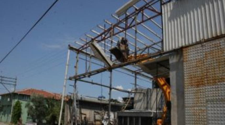 Ruhsatsız Fabrika Sıcak Kazan Y&uuml;z&uuml;nden Yıkılamadı