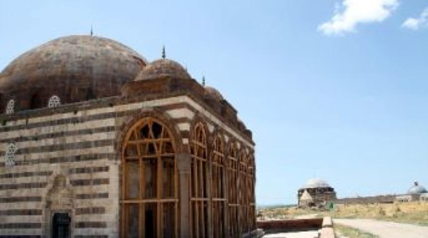 Tarihi Camiler Onarılmayı Bekliyor