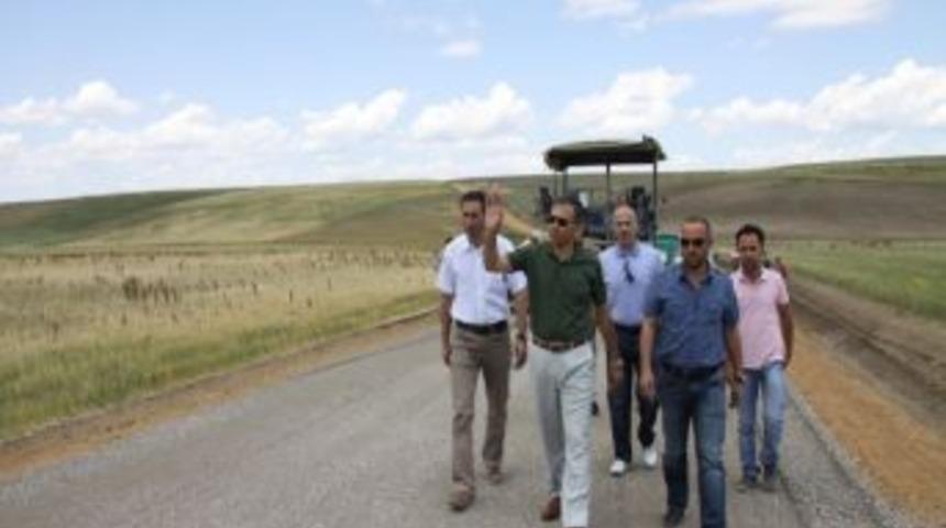 Vali Yerlikaya K&ouml;y Yollarında İncelemelerde Bulundu