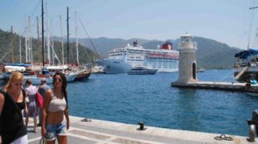 Dev Yolcu Gemisi Zenith Marmaris'te