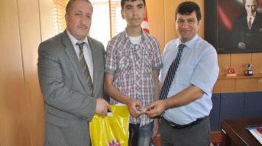Başarılı &Ouml;ğrenciler &Ouml;d&uuml;llendirildi