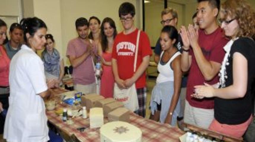 Amerikalı &Ouml;ğrenciler, YENİMEK Kursiyerlerini Ziyaret Etti