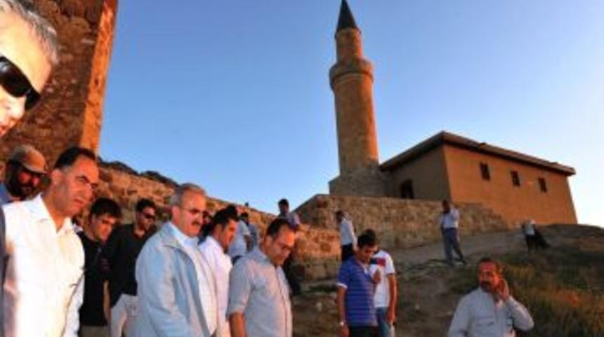 Vanlılar Teravih Namazını S&uuml;leyman Han Camii'nde Kılacak