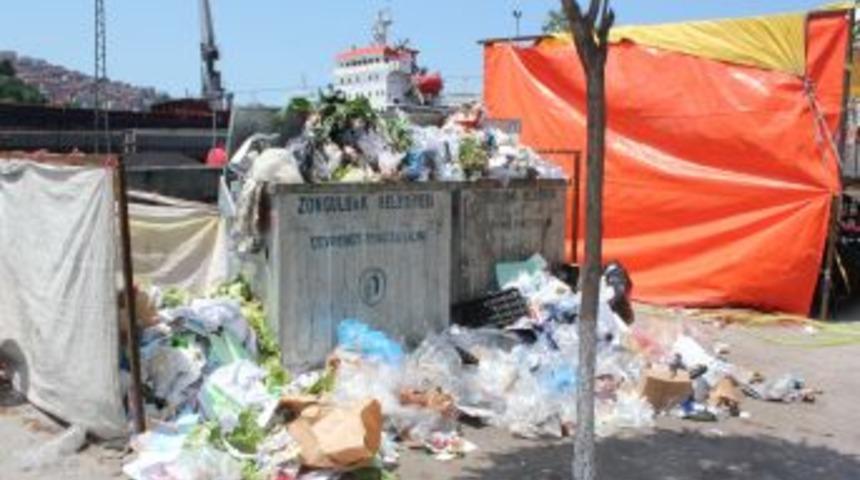 Zonguldak&rsquo;ta Fuar Alanında &Ccedil;&ouml;pler Yola Savruldu