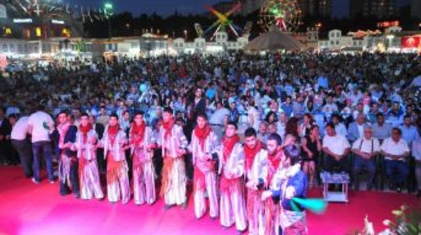 Vanlılar Beylikd&uuml;z&uuml;&rsquo;nden T&uuml;rkiye&rsquo;ye Teşekk&uuml;r Etti