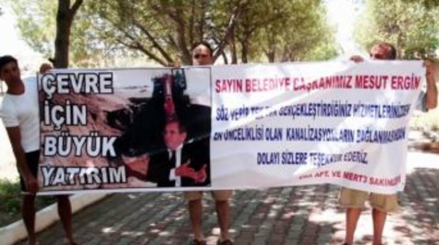 K&uuml;&ccedil;&uuml;kk&ouml;y Belediye Başkanı Mesut Ergin&rsquo;e Pankartlı Teşekk&uuml;r