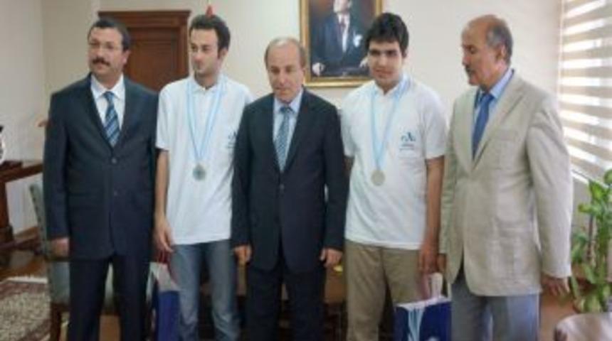 Aziziyeli Şampiyonlar, Başarılarını Vali &Ouml;zt&uuml;rk Ile Paylaştı