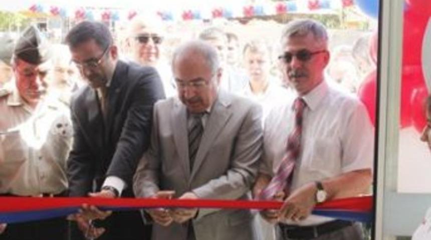 &Ccedil;ağlayan mağaza a&ccedil;ılışına katıldı