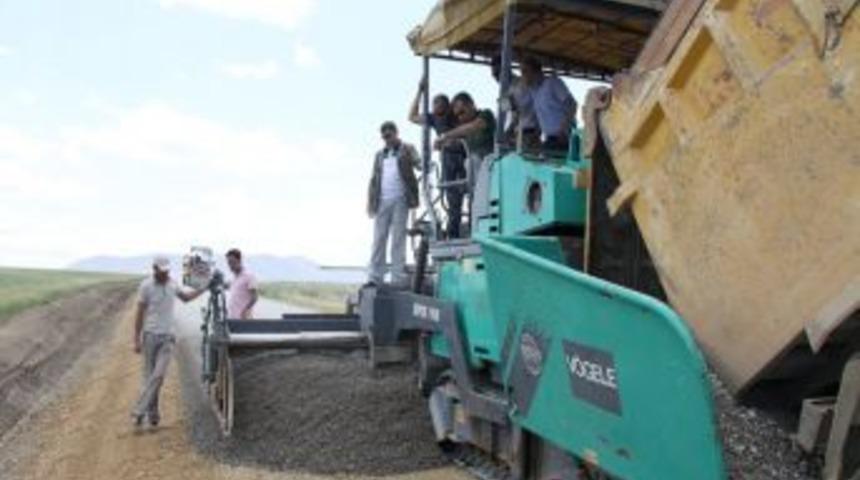 Vali Yerlikaya, K&ouml;y Yollarındaki &Ccedil;alışmaları Inceledi