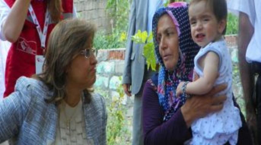 Bakan Fatma Şahin, Kalbinde Delik Olan Melisa'ya &Uuml;z&uuml;m Yedirdi