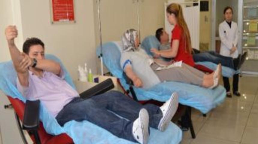 Ak Partili G&ouml;n&uuml;ll&uuml;lerden Kızılay'a Kan Bağışı