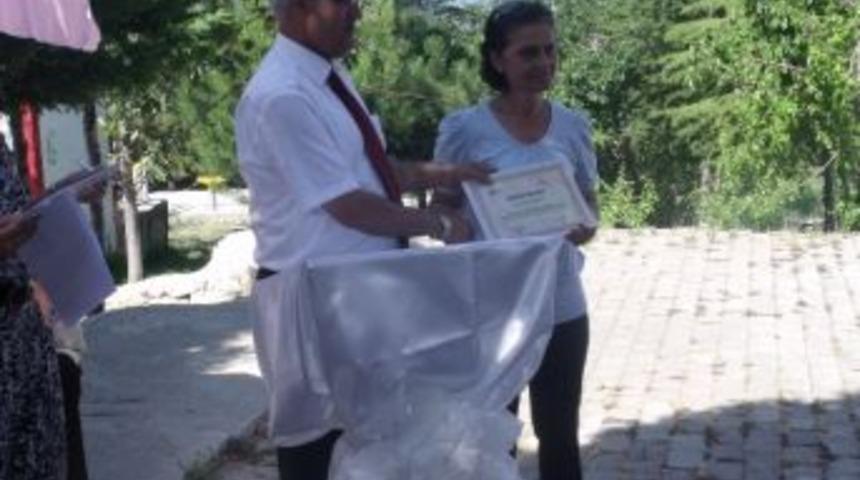 Kokulu &Ccedil;i&ccedil;ek Sabunu &Uuml;retim Kursunu Bitirenlere Sertifika Verildi