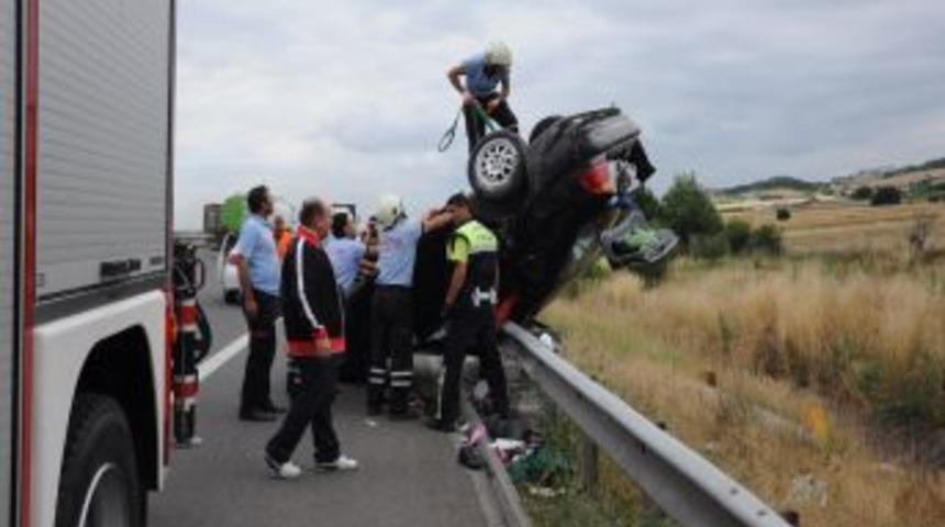 Gurbet&ccedil;i Aile Bolu'da Kaza Yaptı: 2 &Ouml;l&uuml;, 6 Yaralı